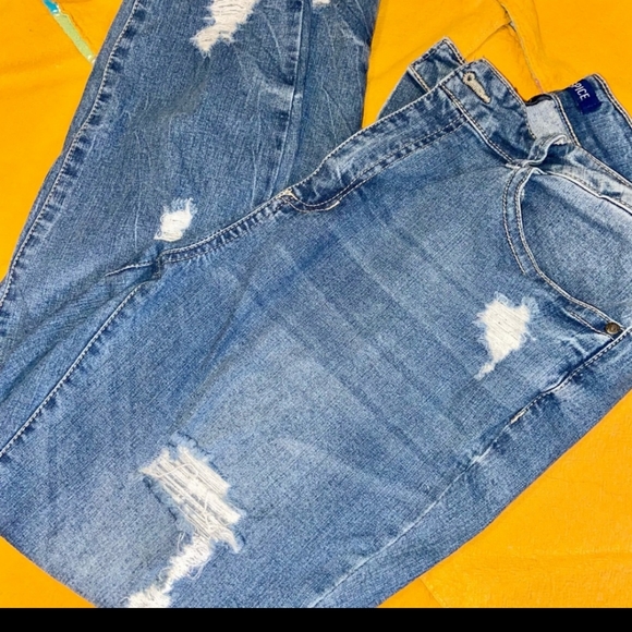 Destroyed Jeans - Picture 2 of 4